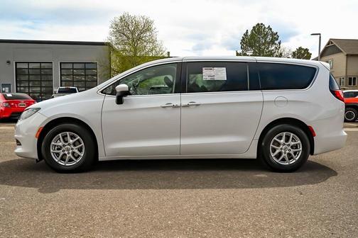 2022 Chrysler Voyager LX