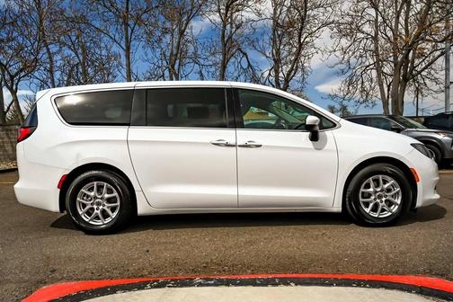 2022 Chrysler Voyager LX