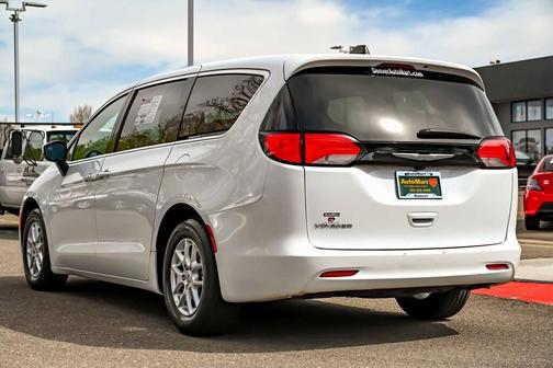 2022 Chrysler Voyager LX