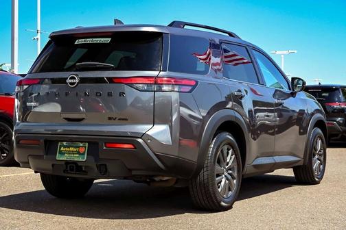 2022 Nissan Pathfinder SV