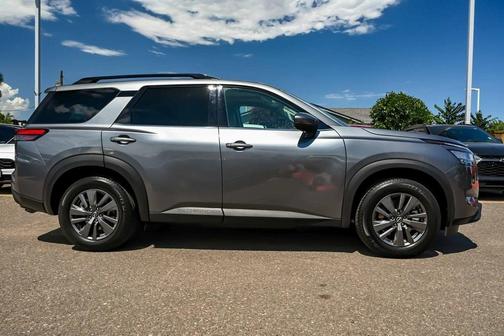 2022 Nissan Pathfinder SV
