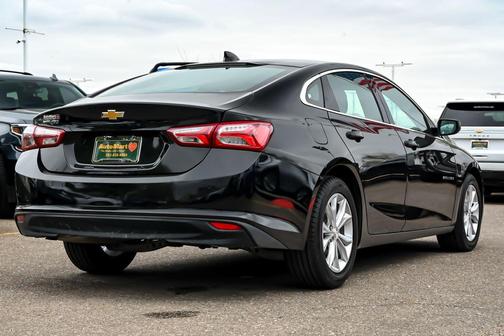 Mosaic Black Metallic 2022 Chevrolet Malibu LT