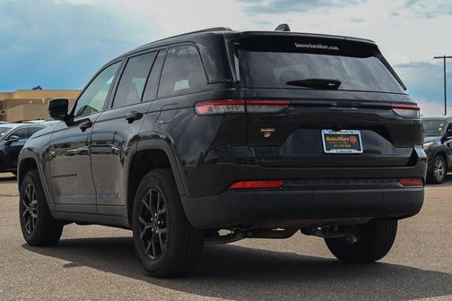 Diamond Black 2025 Jeep Grand Cherokee Laredo
