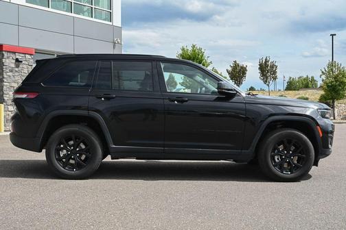 Diamond Black 2025 Jeep Grand Cherokee Laredo