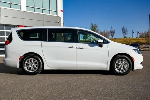 2022 Chrysler Voyager LX
