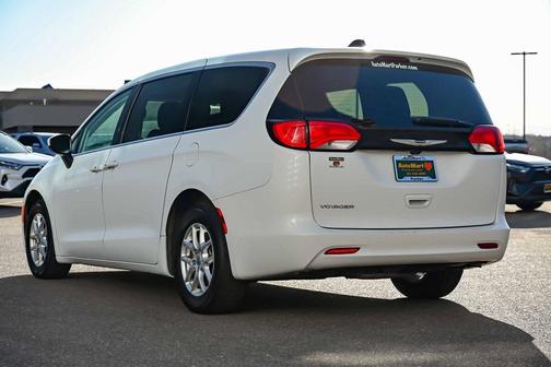 2022 Chrysler Voyager LX