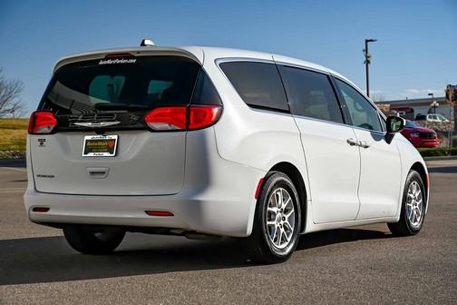 2022 Chrysler Voyager LX