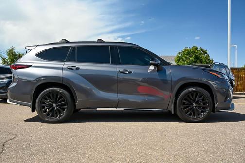 Magnetic Gray Metallic 2024 Toyota Highlander XSE