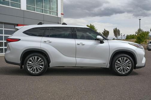 Pearl 2023 Toyota Highlander Hybrid Platinum