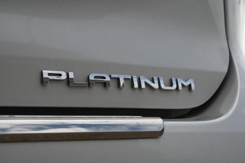 Pearl 2023 Toyota Highlander Hybrid Platinum
