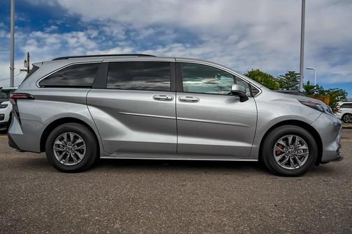 2025 Toyota Sienna LE