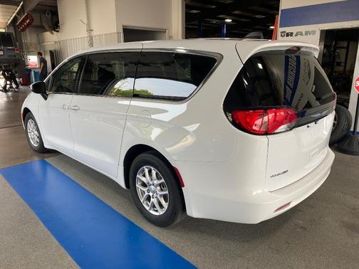 2023 Chrysler Voyager LX