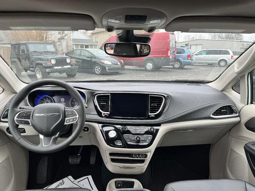 2024 Chrysler Pacifica Touring-L