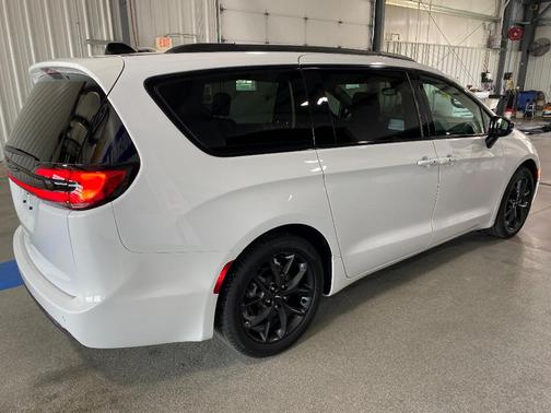 2024 Chrysler Pacifica Touring-L