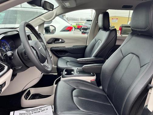 2024 Chrysler Pacifica Touring-L