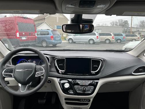 2024 Chrysler Pacifica Touring-L