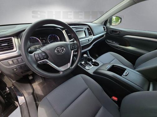 Midnight Black Metallic 2019 Toyota Highlander LE