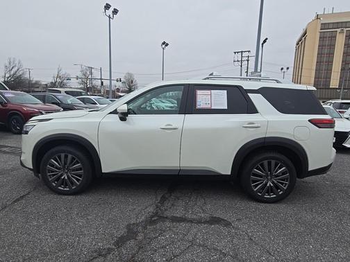 2023 Nissan Pathfinder SL 4WD