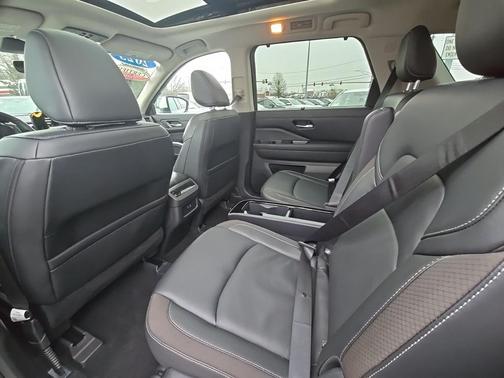2023 Nissan Pathfinder SL 4WD