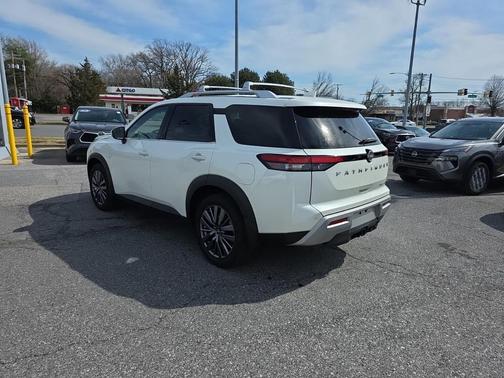 2023 Nissan Pathfinder SL 4WD