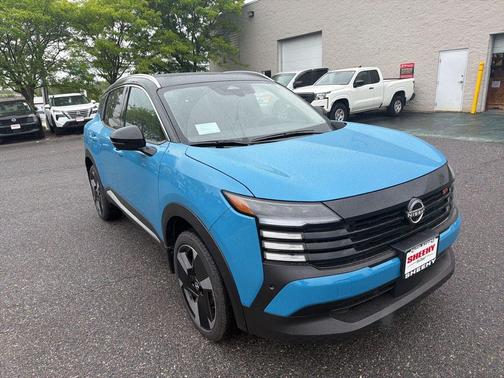 Arctic Ice Blue Metallic/Super Black 2026 Nissan Kicks SR