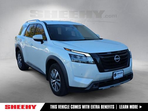 Pearl White Tricoat 2022 Nissan Pathfinder SL 4WD