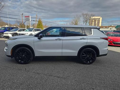 2024 Mitsubishi Outlander SE Black Edition w/Pano Roof