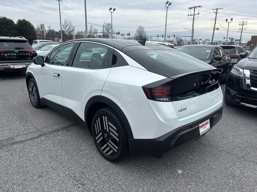 Everest White Pearl Tricoat/Black 2026 Nissan Leaf SV+