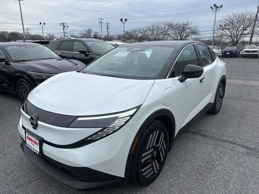 Everest White Pearl Tricoat/Black 2026 Nissan Leaf SV+