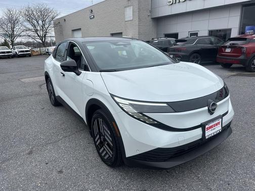 Everest White Pearl Tricoat/Black 2026 Nissan Leaf SV+