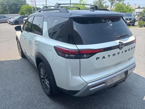 2023 Nissan Pathfinder SL 4WD