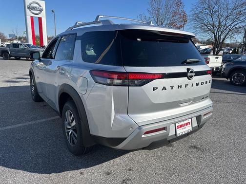 2025 Nissan Pathfinder SL 4WD