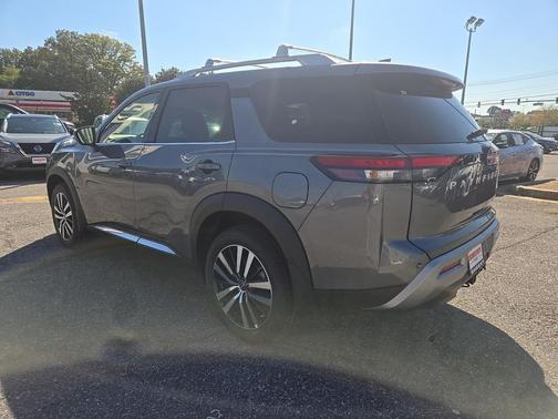 2025 Nissan Pathfinder Platinum 4WD
