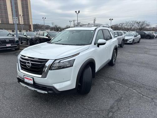 2025 Nissan Pathfinder SL 4WD