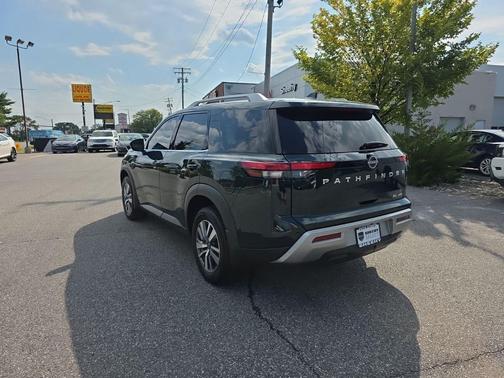 Obsidian Green Pearl 2024 Nissan Pathfinder SL 4WD