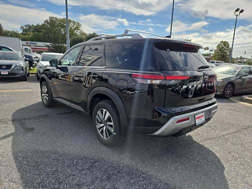 2025 Nissan Pathfinder SL 4WD