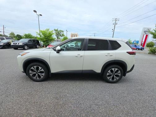 Pearl White Tricoat 2022 Nissan Rogue SV