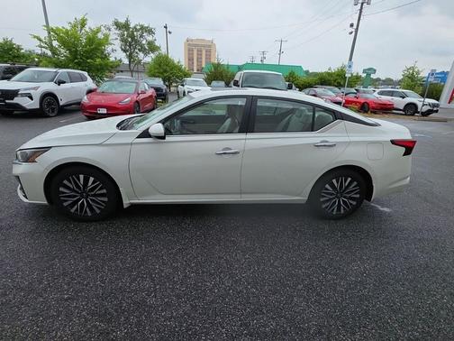 Pearl White Tricoat 2024 Nissan Altima 2.5 SV