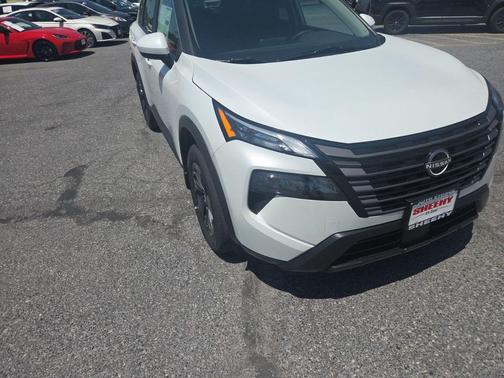 Everest White Pearl Tricoat 2026 Nissan Rogue SV