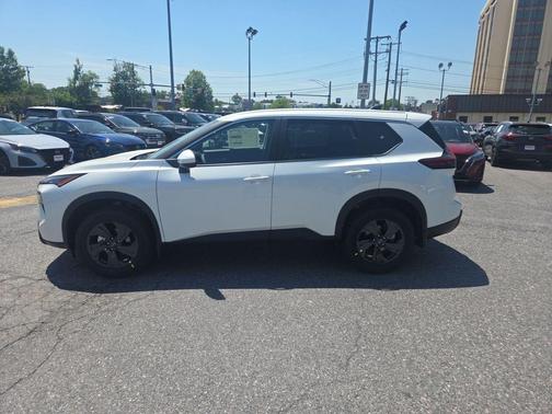 Everest White Pearl Tricoat 2026 Nissan Rogue SV