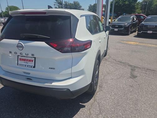 Everest White Pearl Tricoat 2026 Nissan Rogue SV