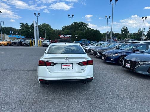 Pearl White Tricoat 2026 Nissan Altima SR AWD