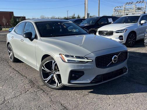 2024 Volvo S60 B5 Core Dark Theme