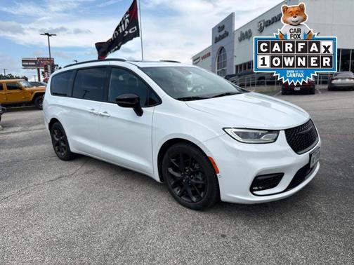 Bright White Clearcoat 2023 Chrysler Pacifica Limited