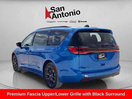 Hydro Blue Pearlcoat 2026 Chrysler Pacifica L