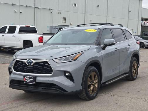 2022 Toyota Highlander Hybrid XLE