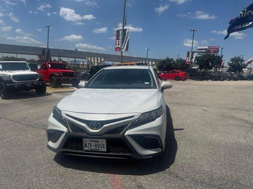 Wind Chill Pearl/Midnight Black Metallic 2024 Toyota Camry