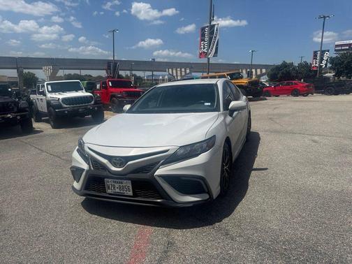 Wind Chill Pearl/Midnight Black Metallic 2024 Toyota Camry
