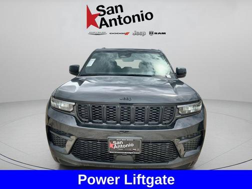 Diamond Black Crystal Pearlcoat 2025 Jeep Grand Cherokee Altitude