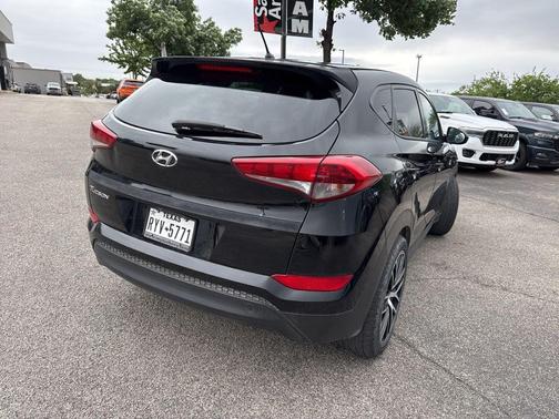 Black Noir Pearl 2018 Hyundai TUCSON SE